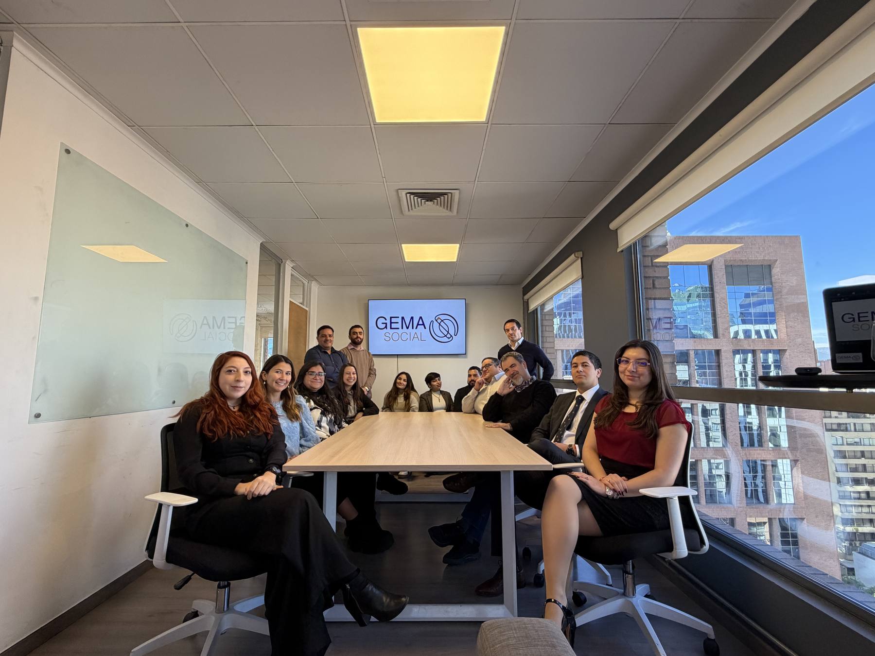 Equipo de GEMA Social reunido en la sala de directorio de su oficina en Las Condes